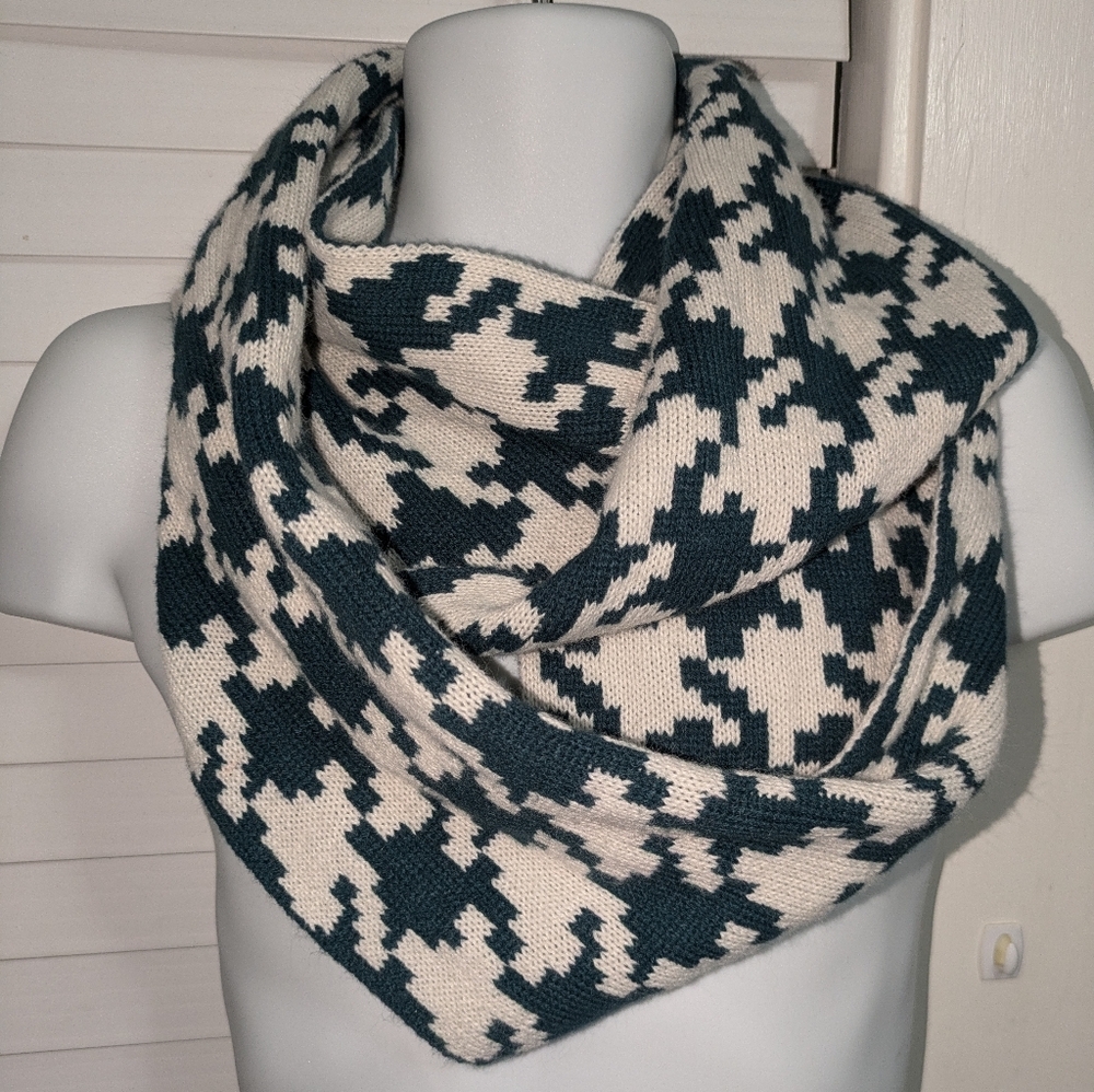 OSFM Women's Dark Teal Green and White Infinity Scarf  EUC. OS